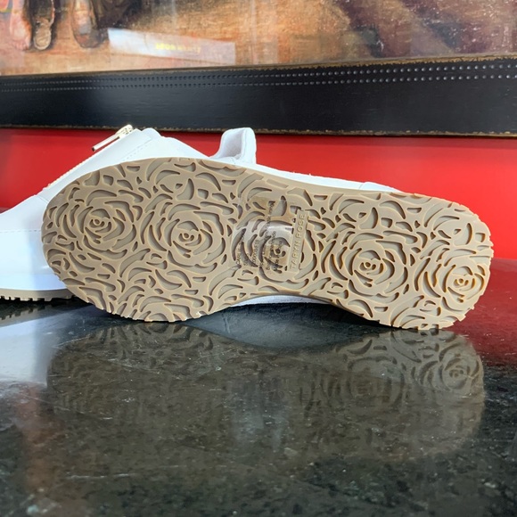 Taryn Rose Suede Zip Sneakers NIB 5 Weatherproof - Picture 2 of 8